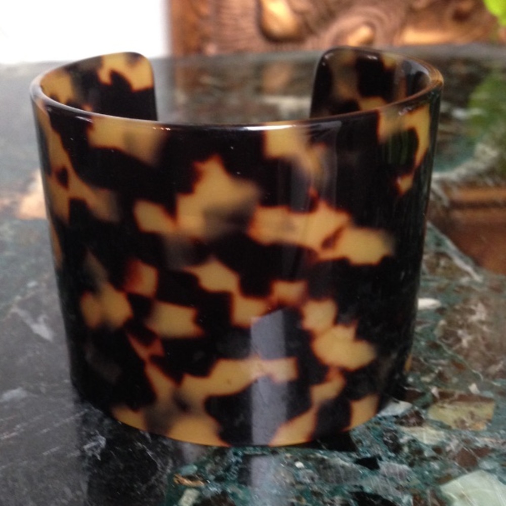 Tortoise like cuff bracelet
