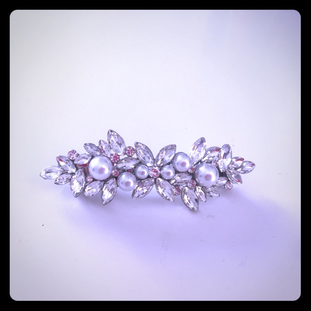 Beautiful hair clip, great for a bride!