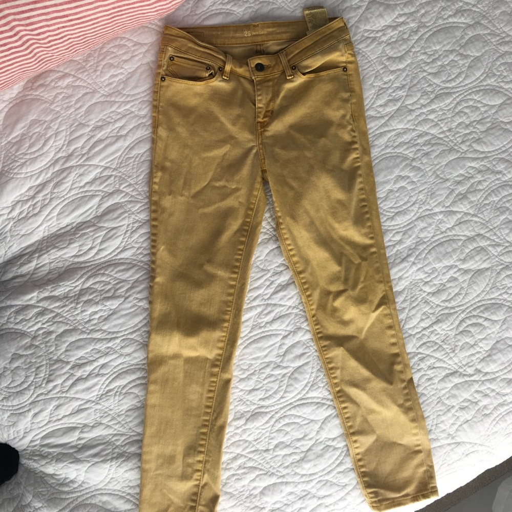 Yellow Levi's Demi curve Jean size 26