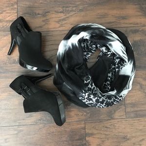 Black and white scarf