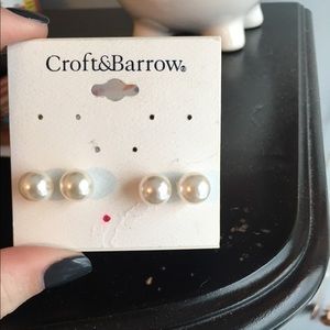 2 sets of pearl earrings. EVERYTHING MUST GO!!