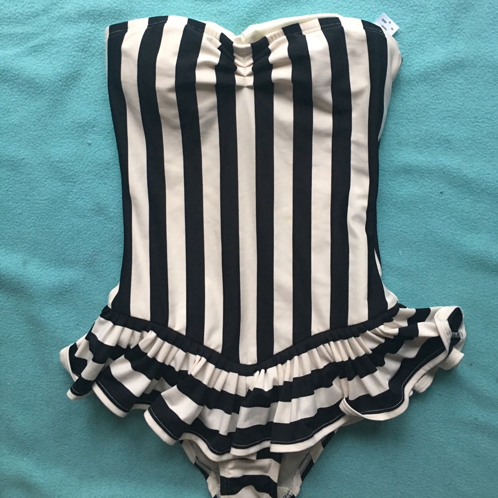 Very cute 1 piece strapless washed never worn
