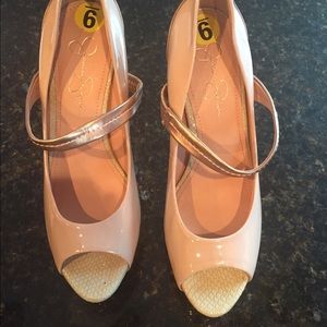 Jessica Simpson pumps