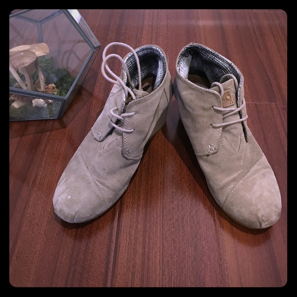 Grey platform toms