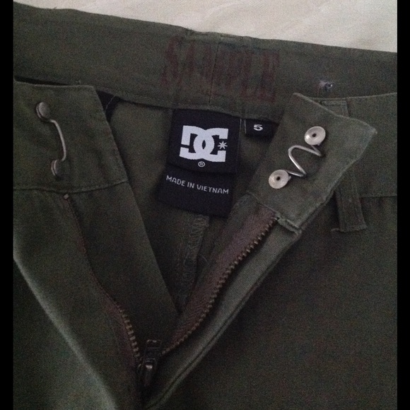PRICED TO MOVE TODAY! DC olive green mini skirt - Picture 4 of 4