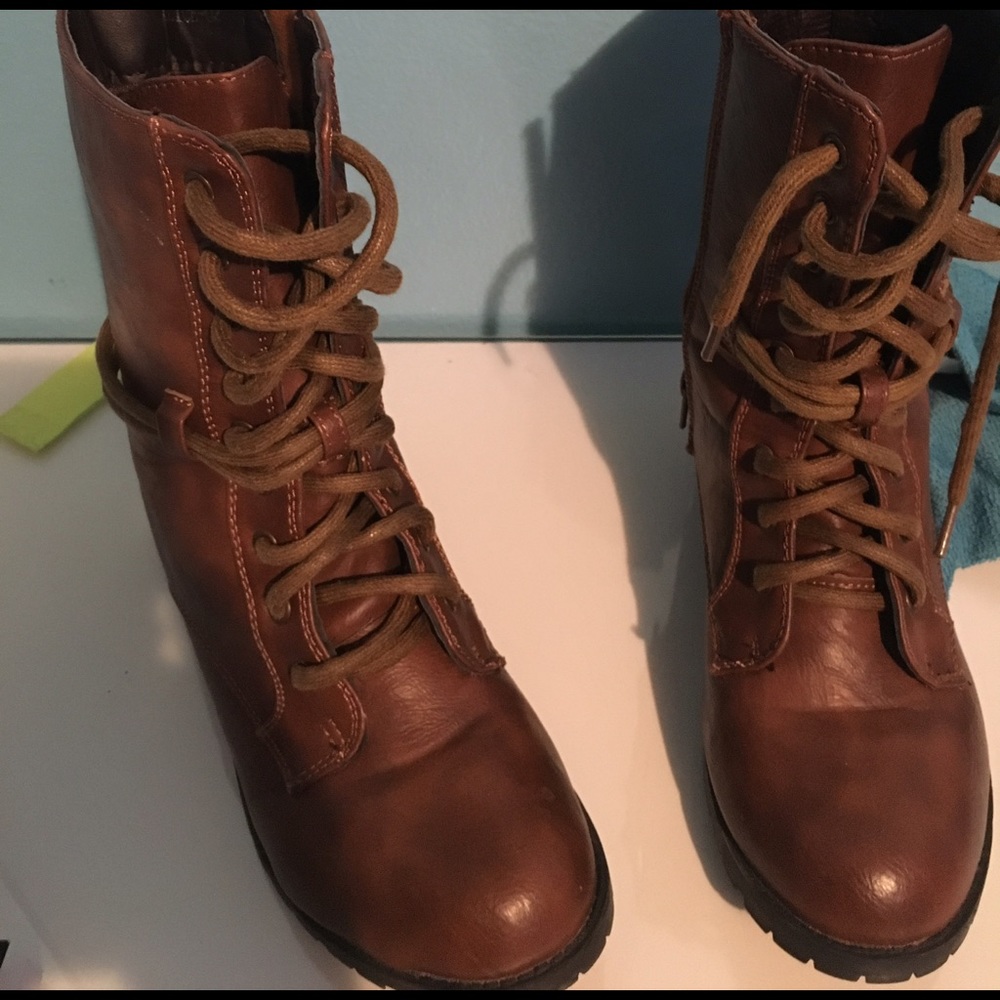 Brown combat boots. Fits 7 & 7 1/2