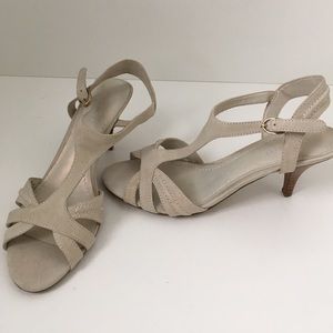 NIB Nine West Lt grey suede t-strap sandals