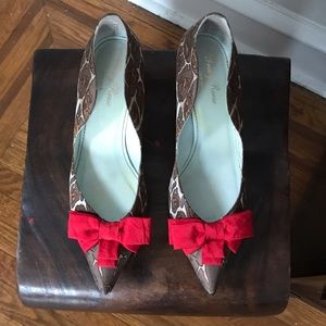 Anthropologie -Printed kitten heels w red bow.