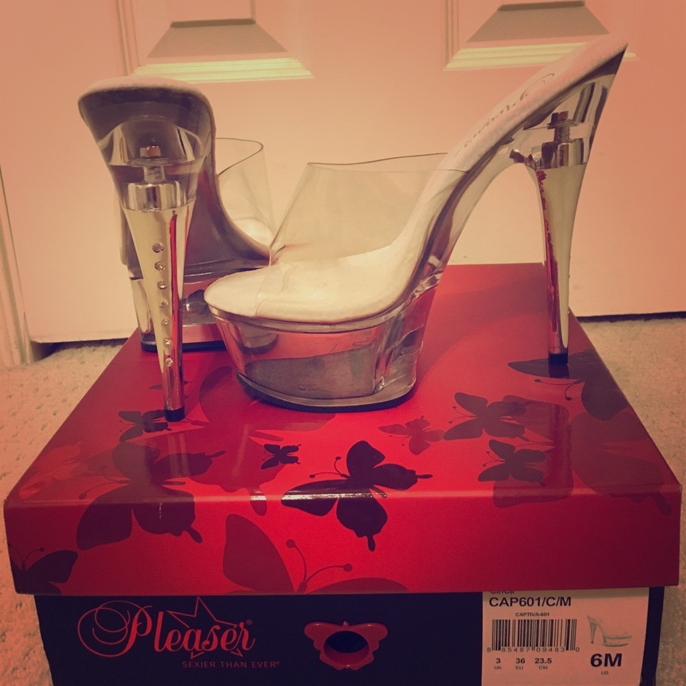 BRAND NEW Pleaser Platform Heels