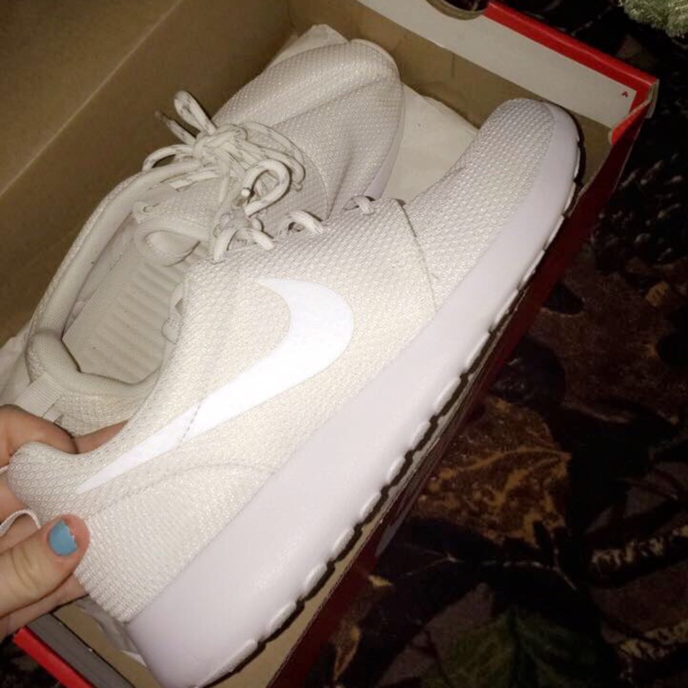 size 7.5 nike roshes