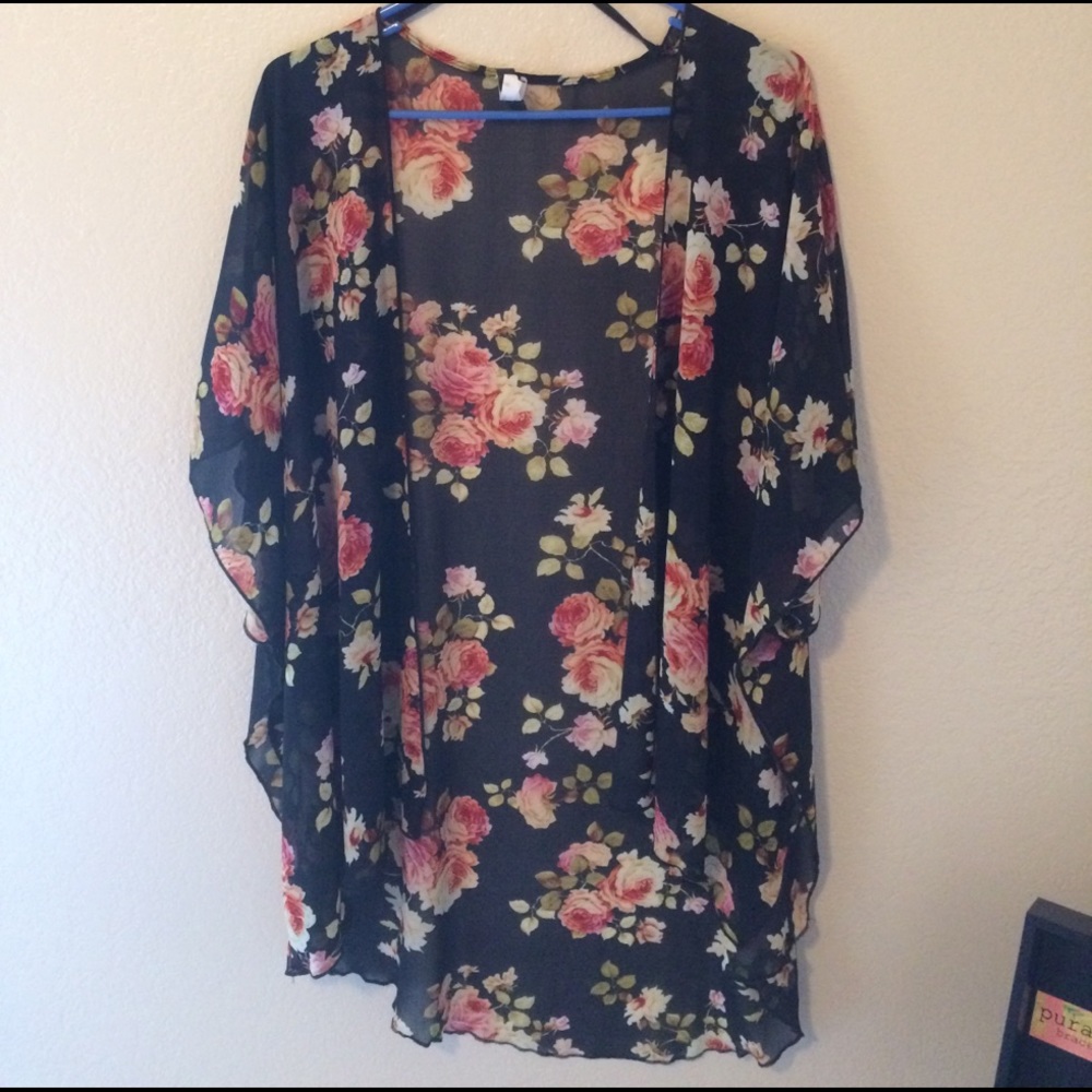 Floral sheer kimono, longer in length, size small❤