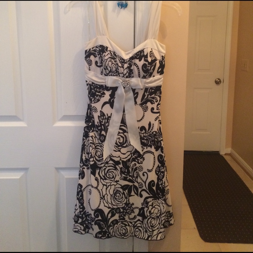 Perfect little party dress!! Juniors and floral