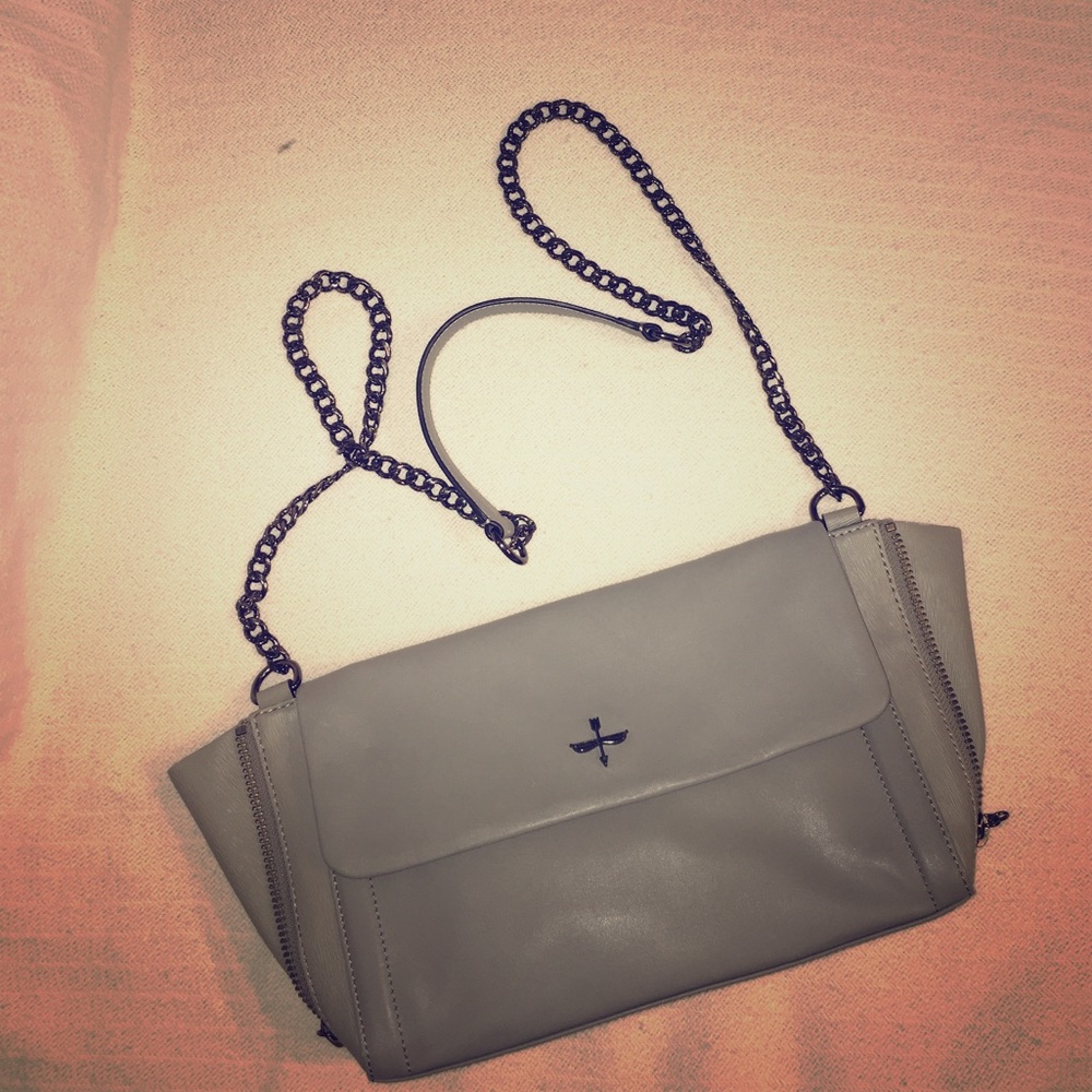 Pour la victoire crossbody