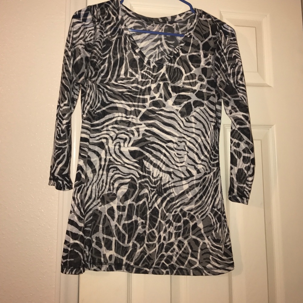3/4 sleeve v-neck patterned top!!