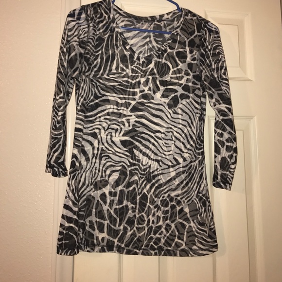 3/4 sleeve v-neck patterned top!! - Picture 1 of 2