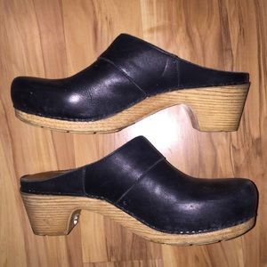 Dansko slip on clogs // black // size 7