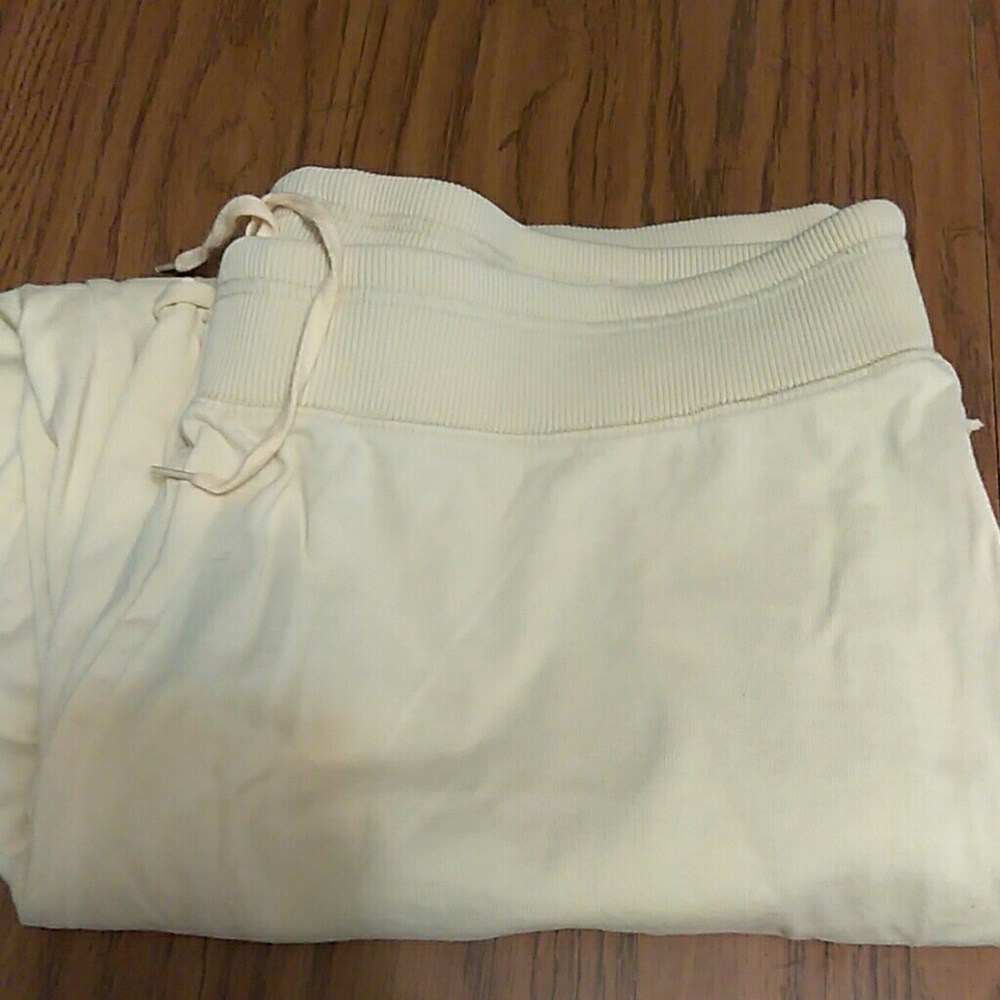 Woman's Tommy Hilfiger cargo capri stretch pants