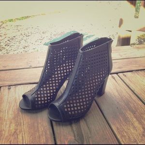 Size 8 women's heeled booty