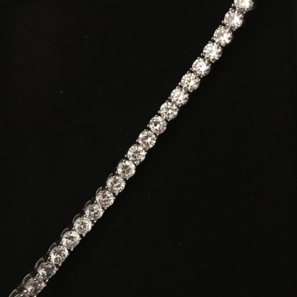 Round Cut Tennis Bracelet in White Gold