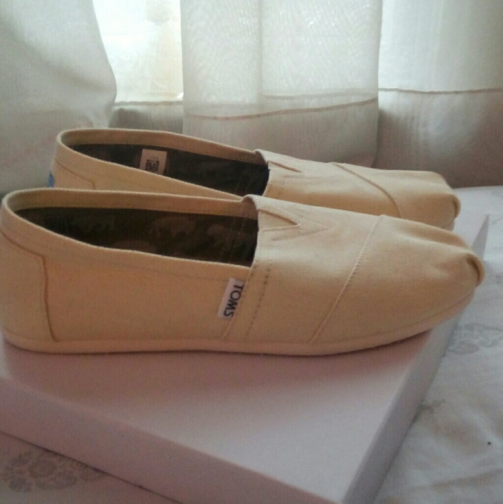 NWOT TOMS Classic in Ivory