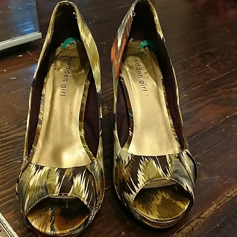 Peep toe pumps