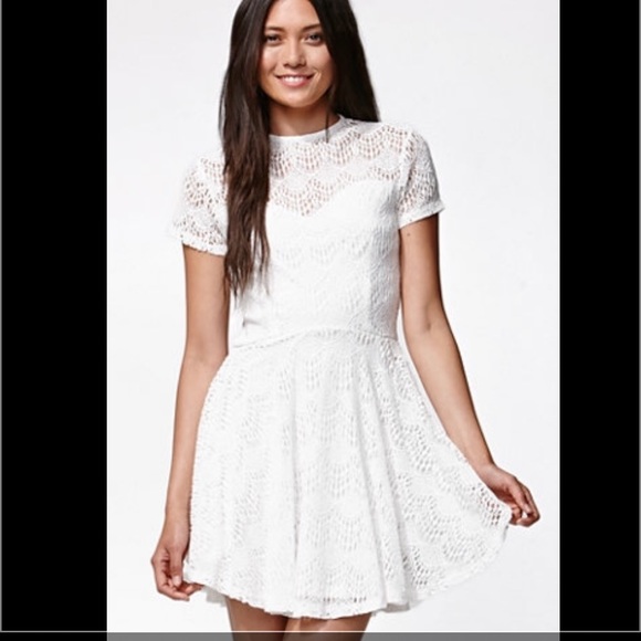 Kendall & Kyle White Lace Dress - Picture 3 of 3