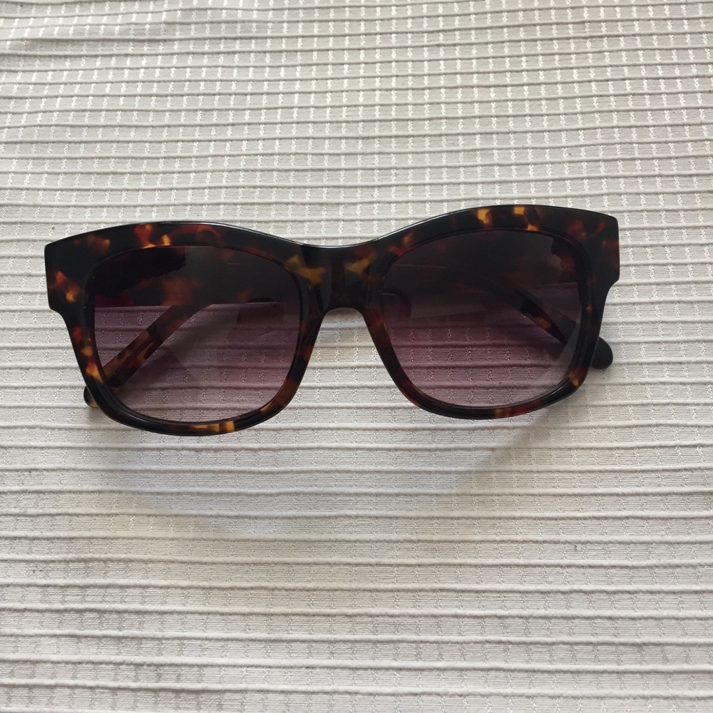 Tortoise shell stylish sunglasses