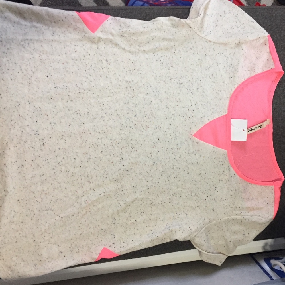 Really cute brand new shirt sleeved top!