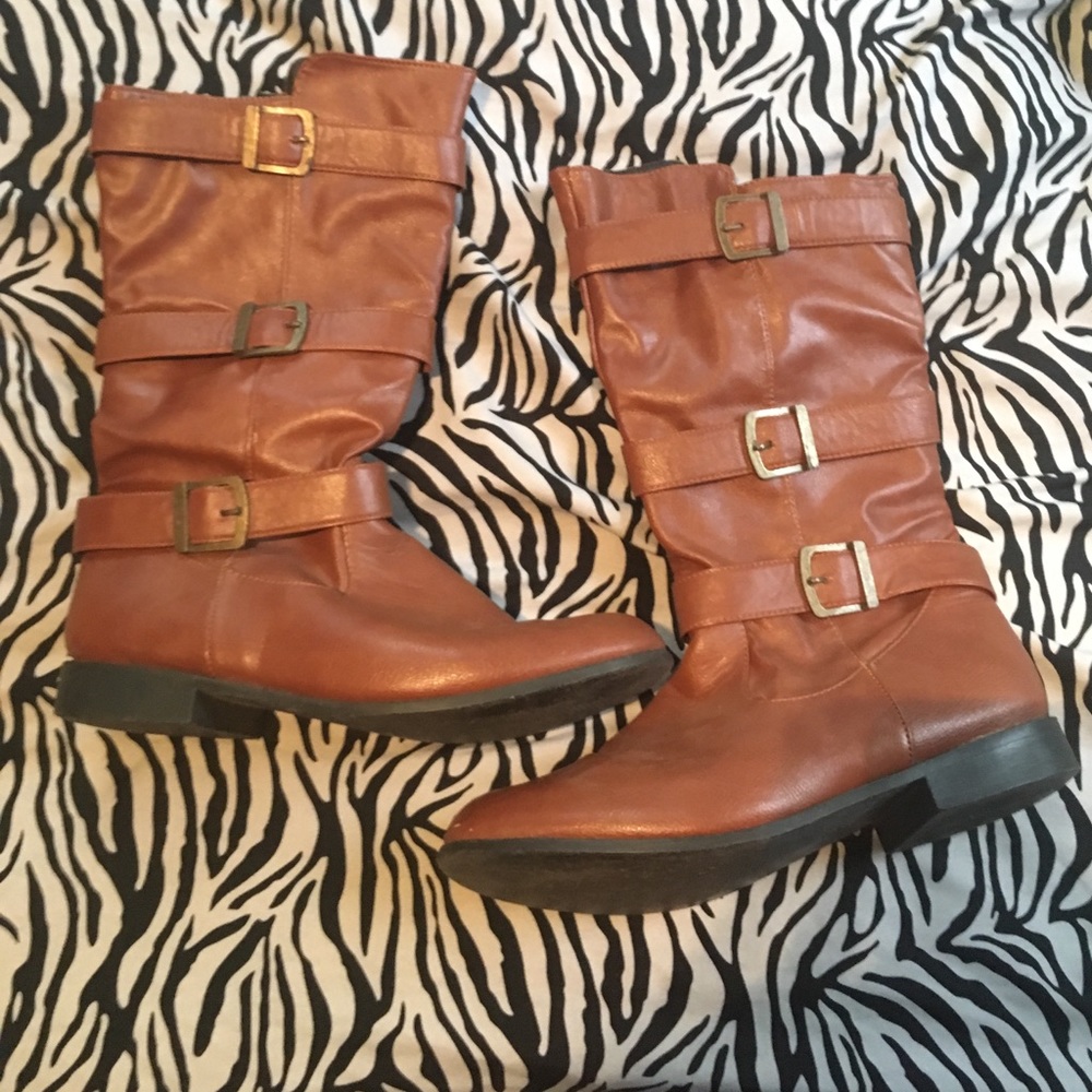 Cute brown boots!