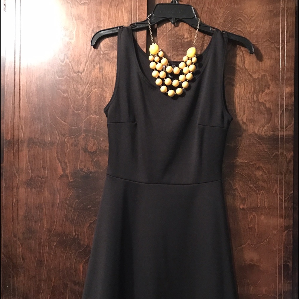 Black sleeveless dress