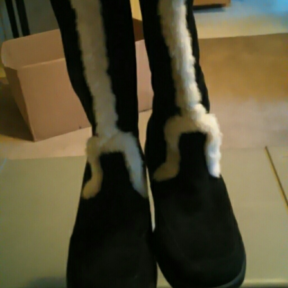 Beautiful and warm black suede fur lined boots
