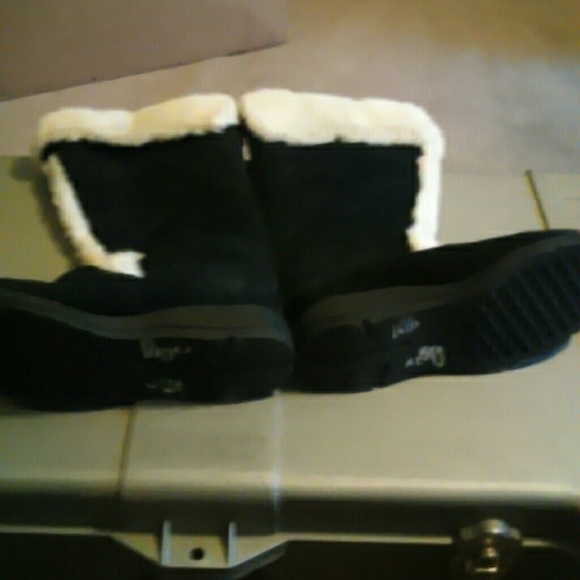 Beautiful and warm black suede fur lined boots - Picture 2 of 3