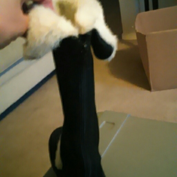 Beautiful and warm black suede fur lined boots - Picture 3 of 3