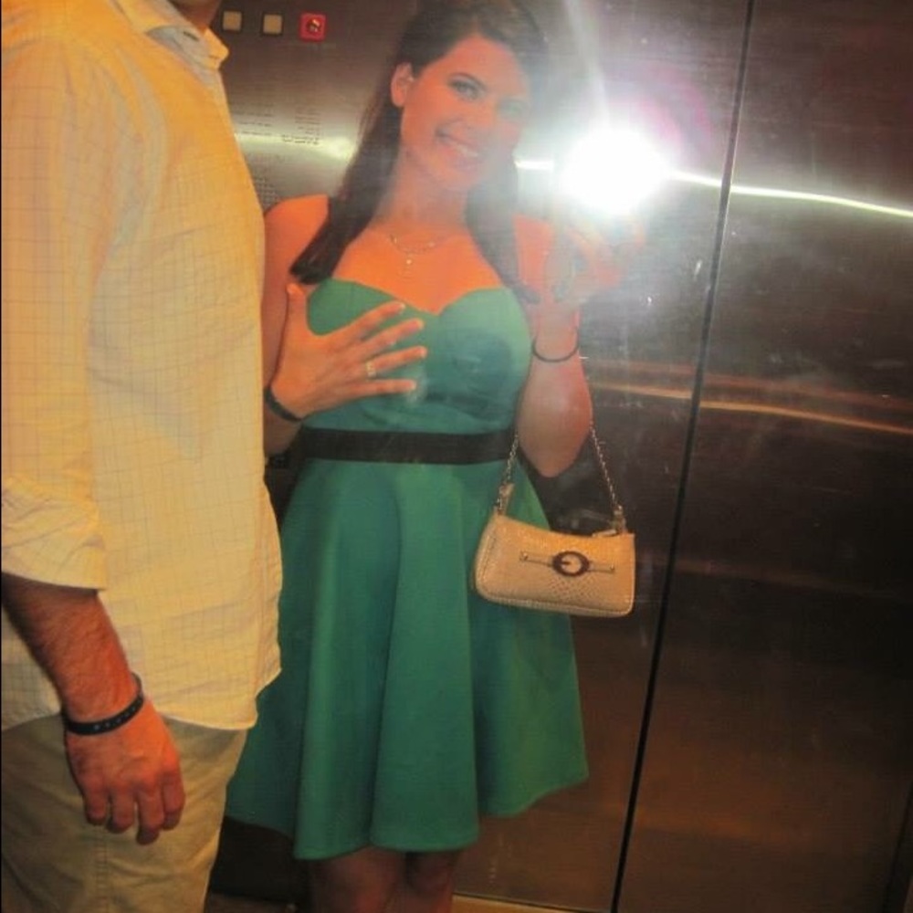 Super cute green dress! 👗 - Picture 3 of 6