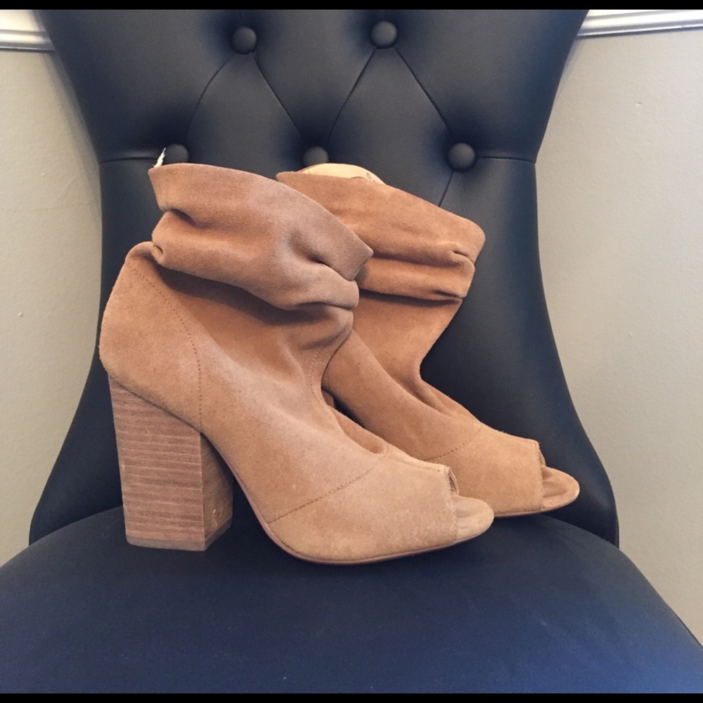 Open-toe slouch bootie