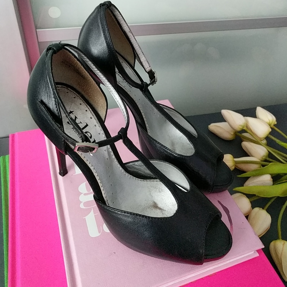 Richard Tyler heels