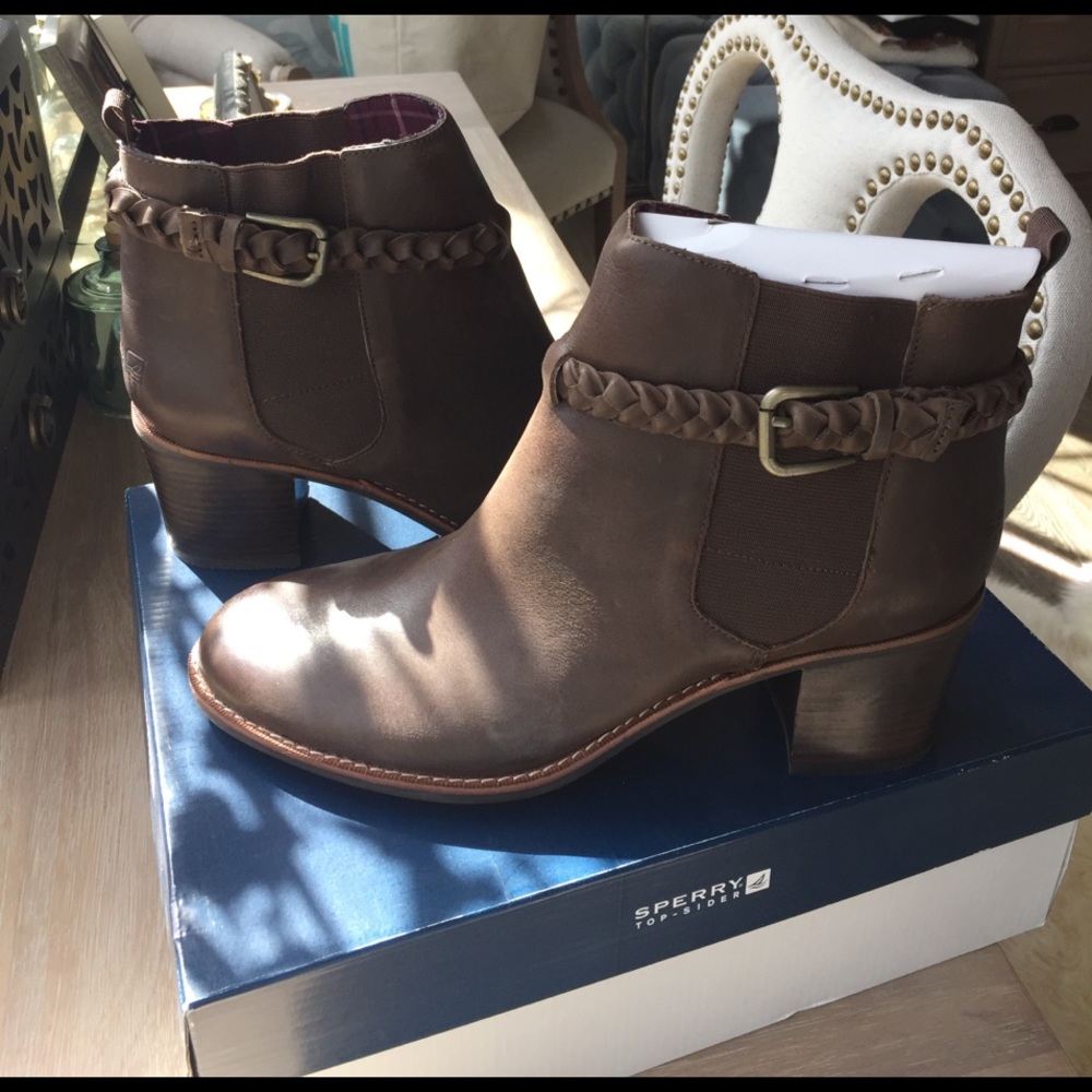 Cute Sperry Brown boots!