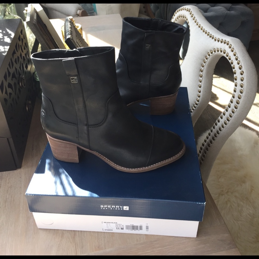 Black Like New Sperry boots!