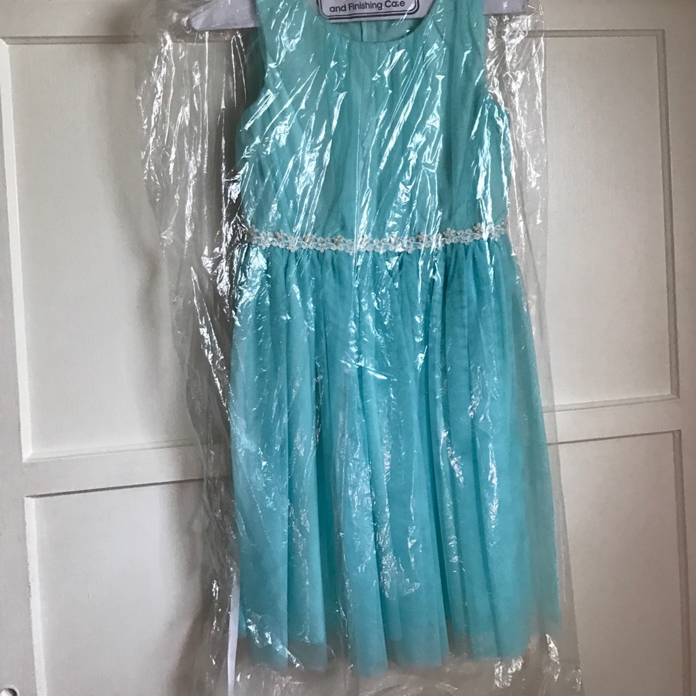Little girls dress worn ONE time  💎
