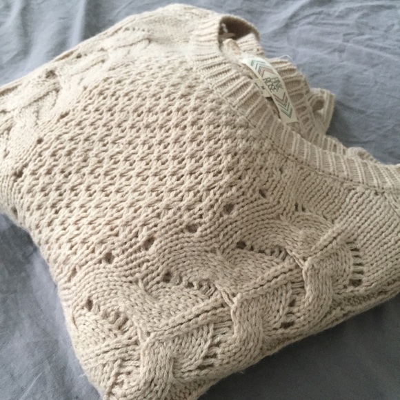 Short Cableknit Sweater - Picture 4 of 4