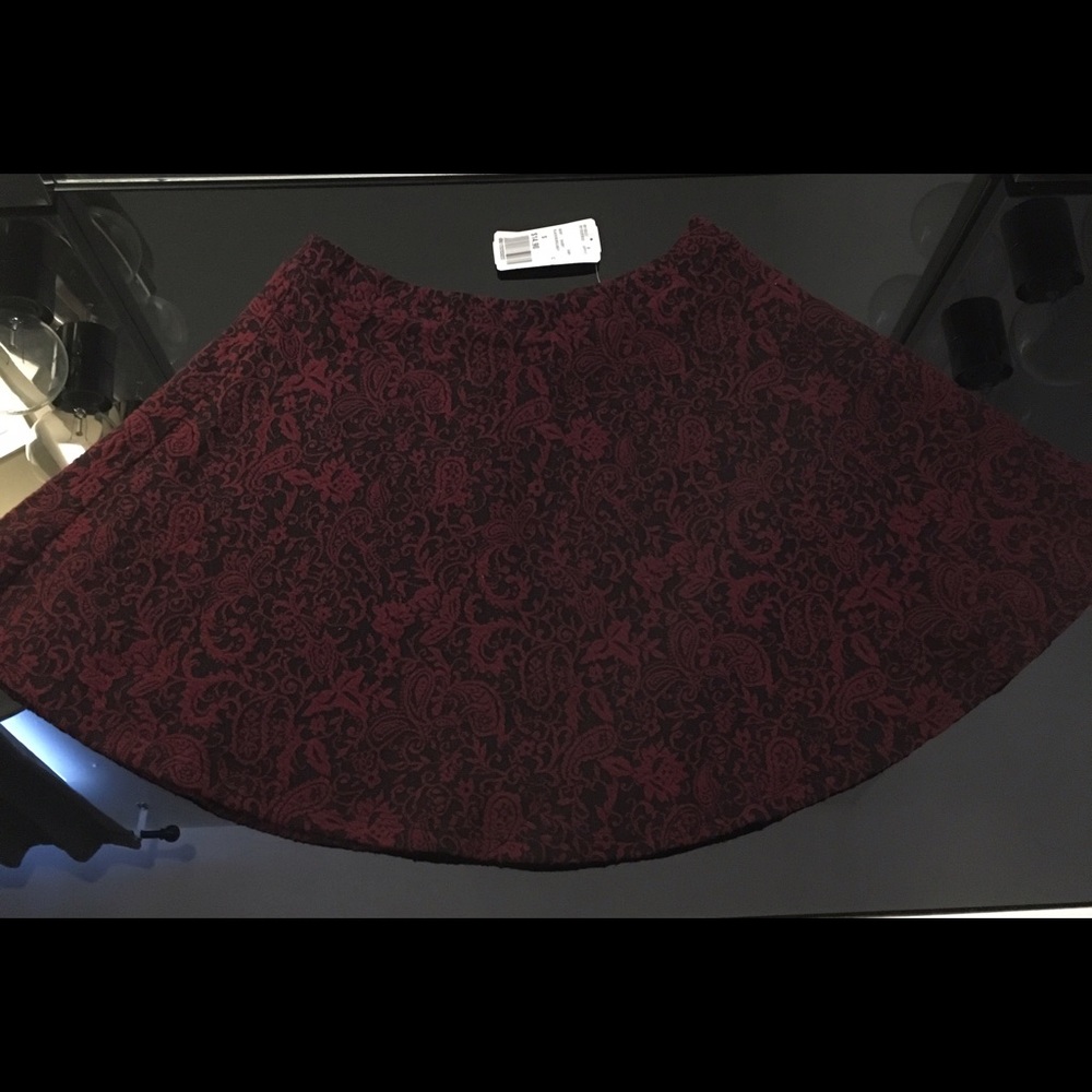 NWT FOREVER 21 BLACK BURGUNDY SKIRT