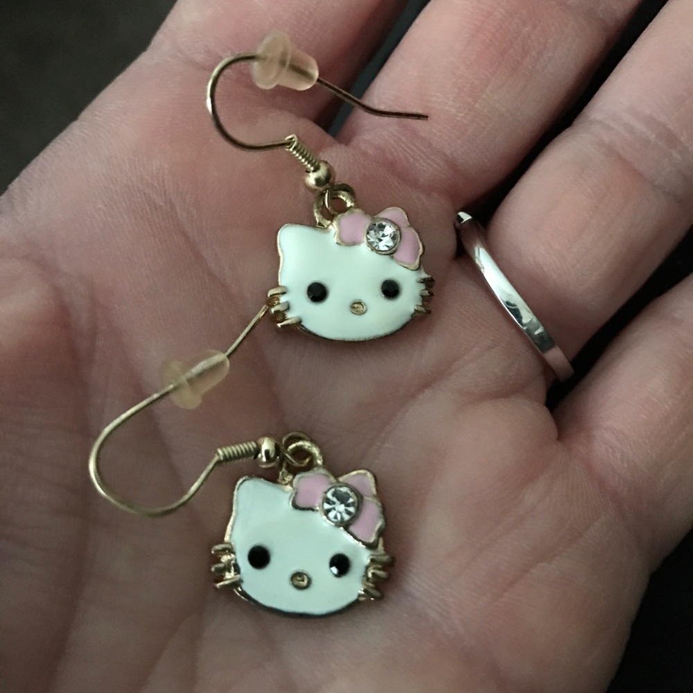 HELLO KITTY EARRINGS W RHINESTONE NWT. 🐱🐱🐱🐱🐱