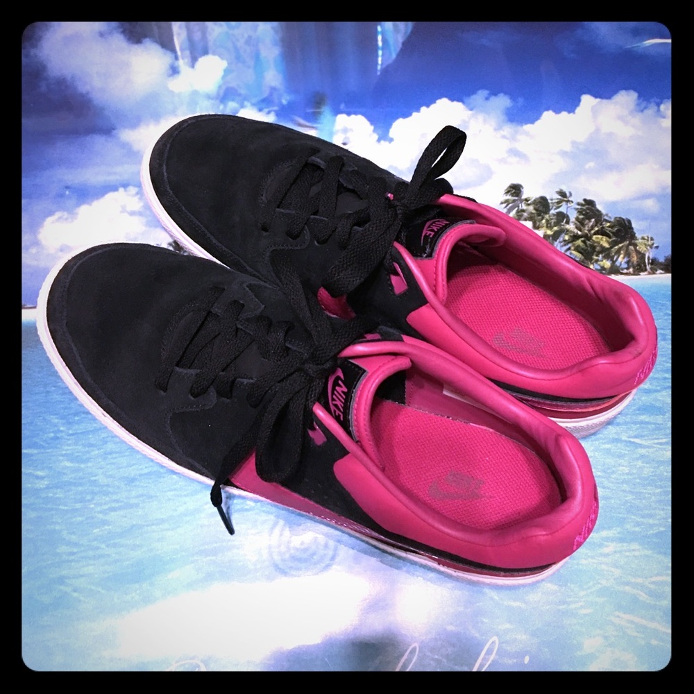 Nike women's tennis shoes
