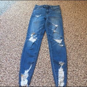 Destroyed lighter wash hi-rise jegging 💙
