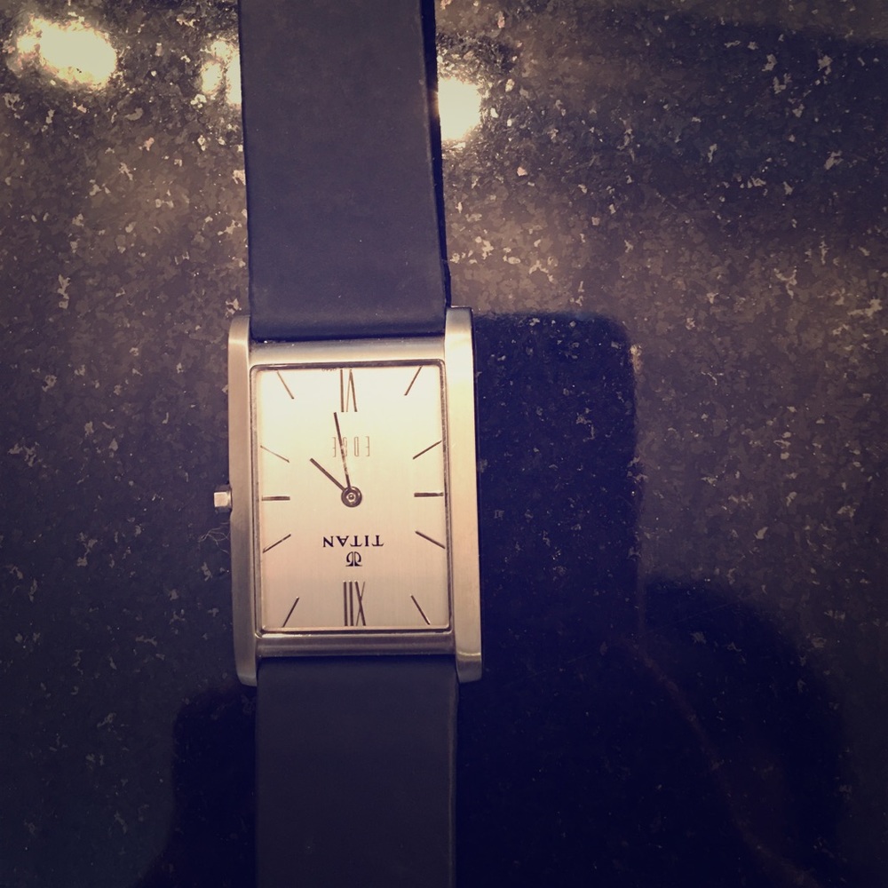 TITAN Crystal 30m 💦 resistant stainless steel