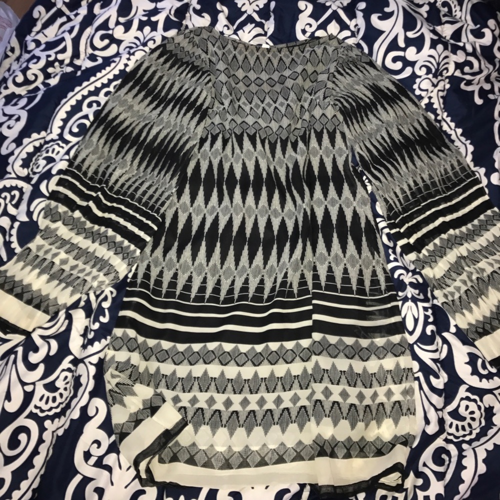 Love fire body con flare sleeve dress!