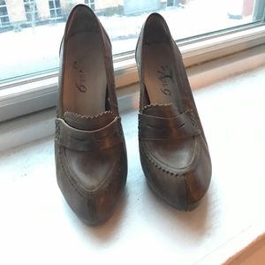 Boutique 9 Green Loafer Style Heel. Size 6 1/2.