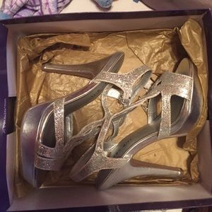 Prom shoes / never been worn
