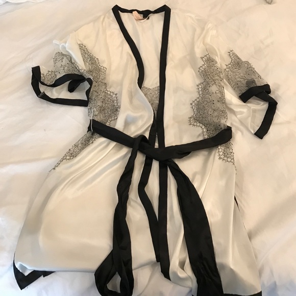 BRAND NEW VICTORIA'S SECRET LINGERIE SET! - Picture 4 of 8