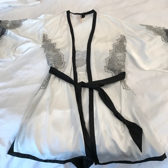 BRAND NEW VICTORIA'S SECRET LINGERIE SET! - Picture 6 of 8